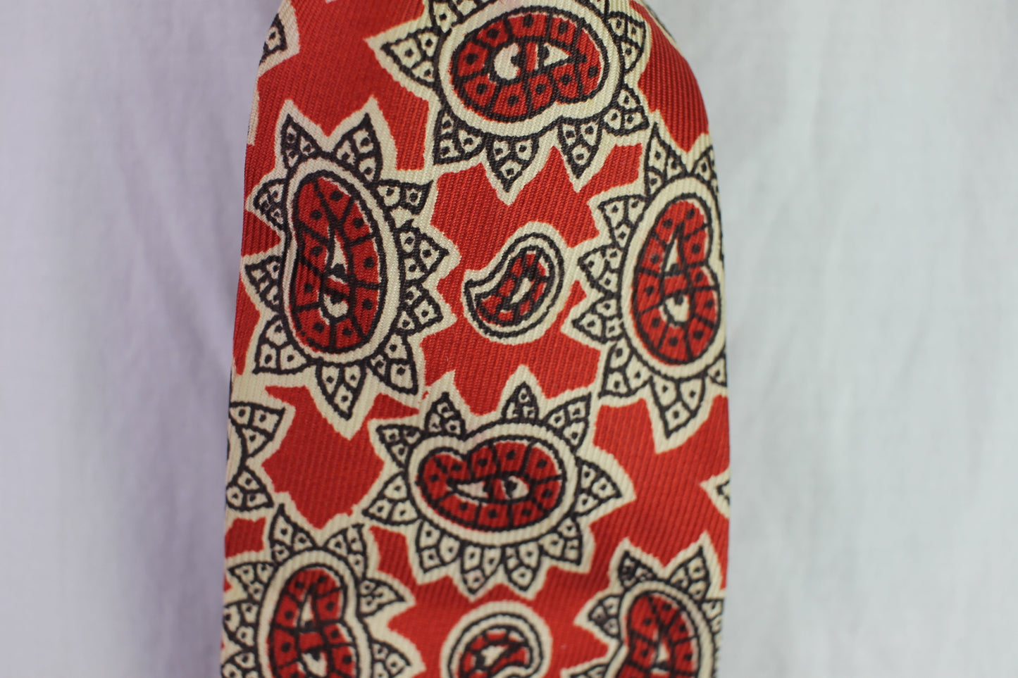 Vintage Wolffs 2 tone red white flower pattern swing tie