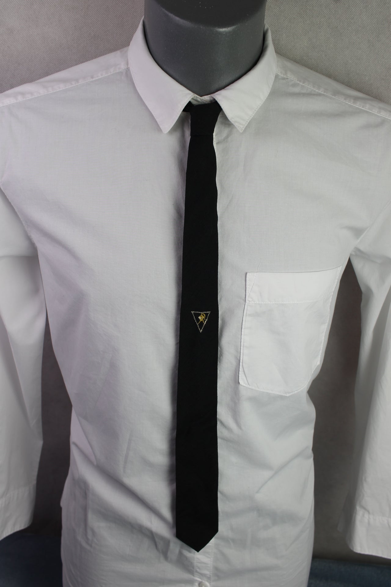 Vintage MW Thomas Superba black white triangle gold motif pattern skinny tie