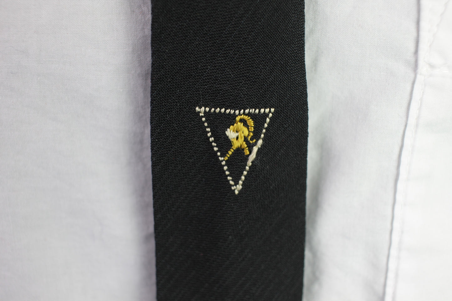 Vintage MW Thomas Superba black white triangle gold motif pattern skinny tie