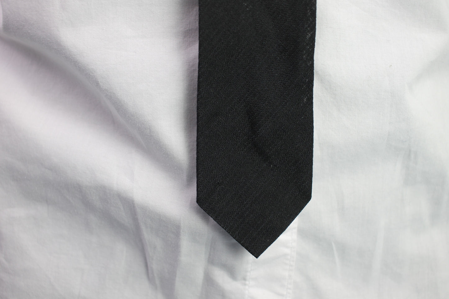 Vintage MW Thomas Superba black white triangle gold motif pattern skinny tie