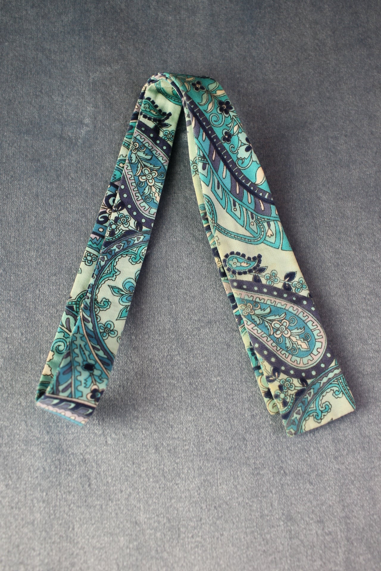 Vintage self tie paddle end 2 tone blue white paisley pattern bow tie