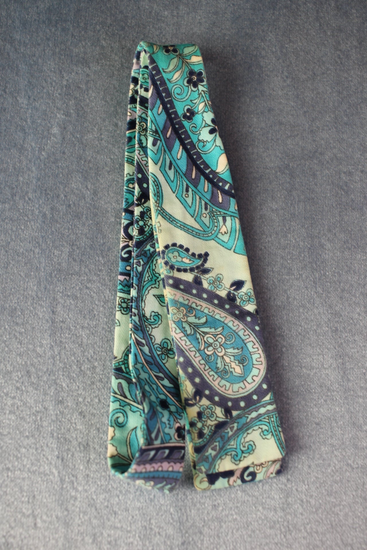 Vintage self tie paddle end 2 tone blue white paisley pattern bow tie