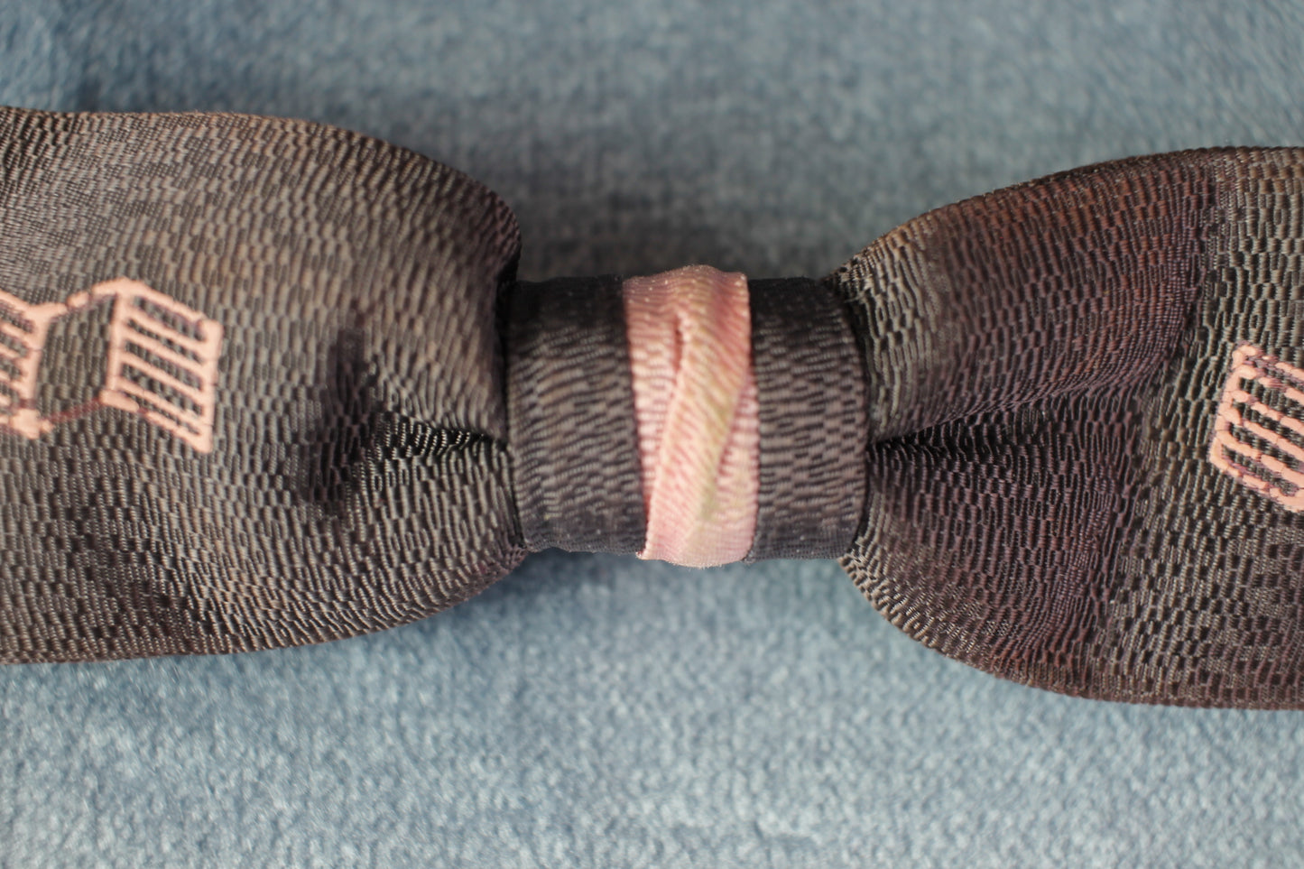 Vintage pre-tied clip on grey pink motifs bow tie