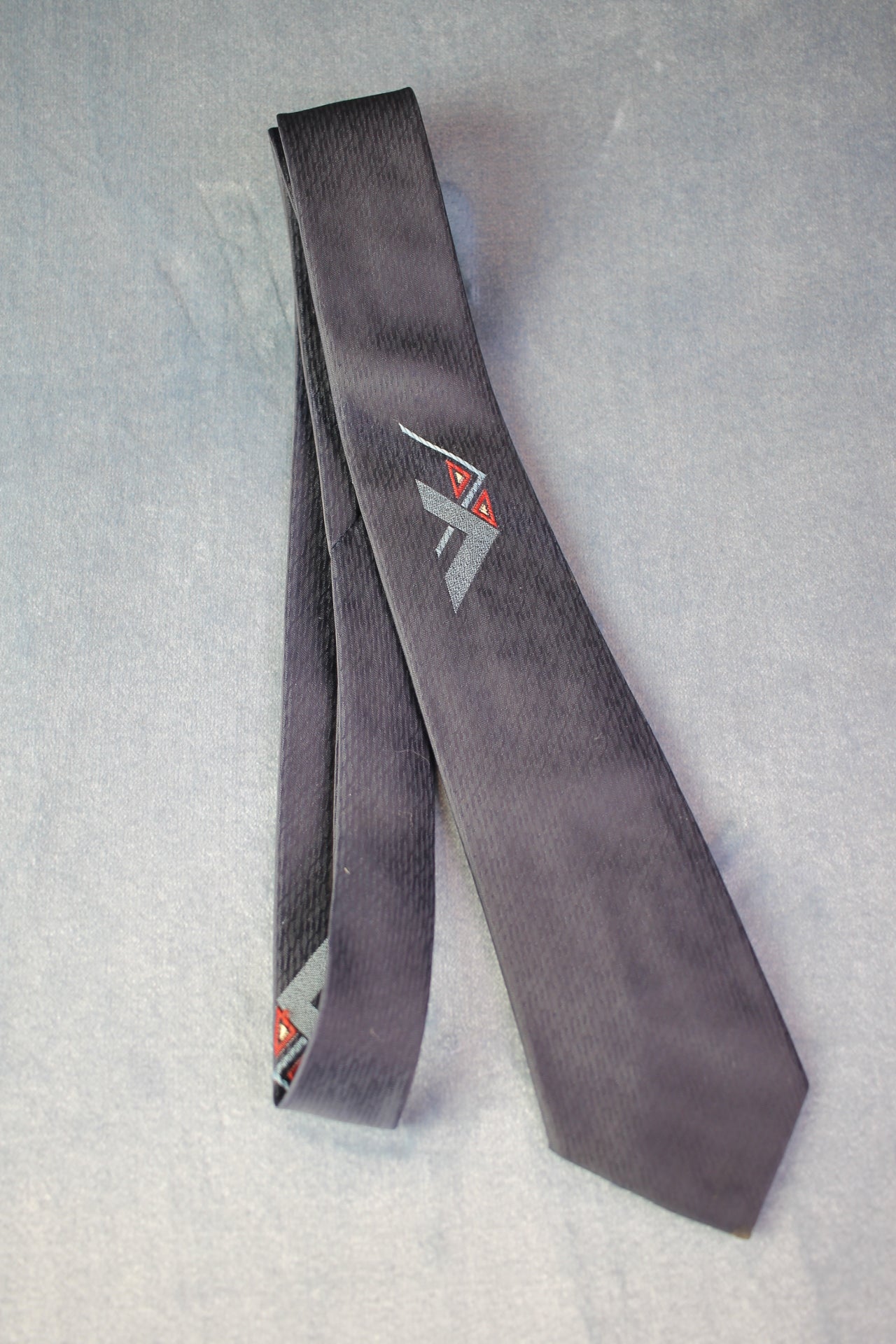 Vintage Metcalf blue grey red motif skinny tie