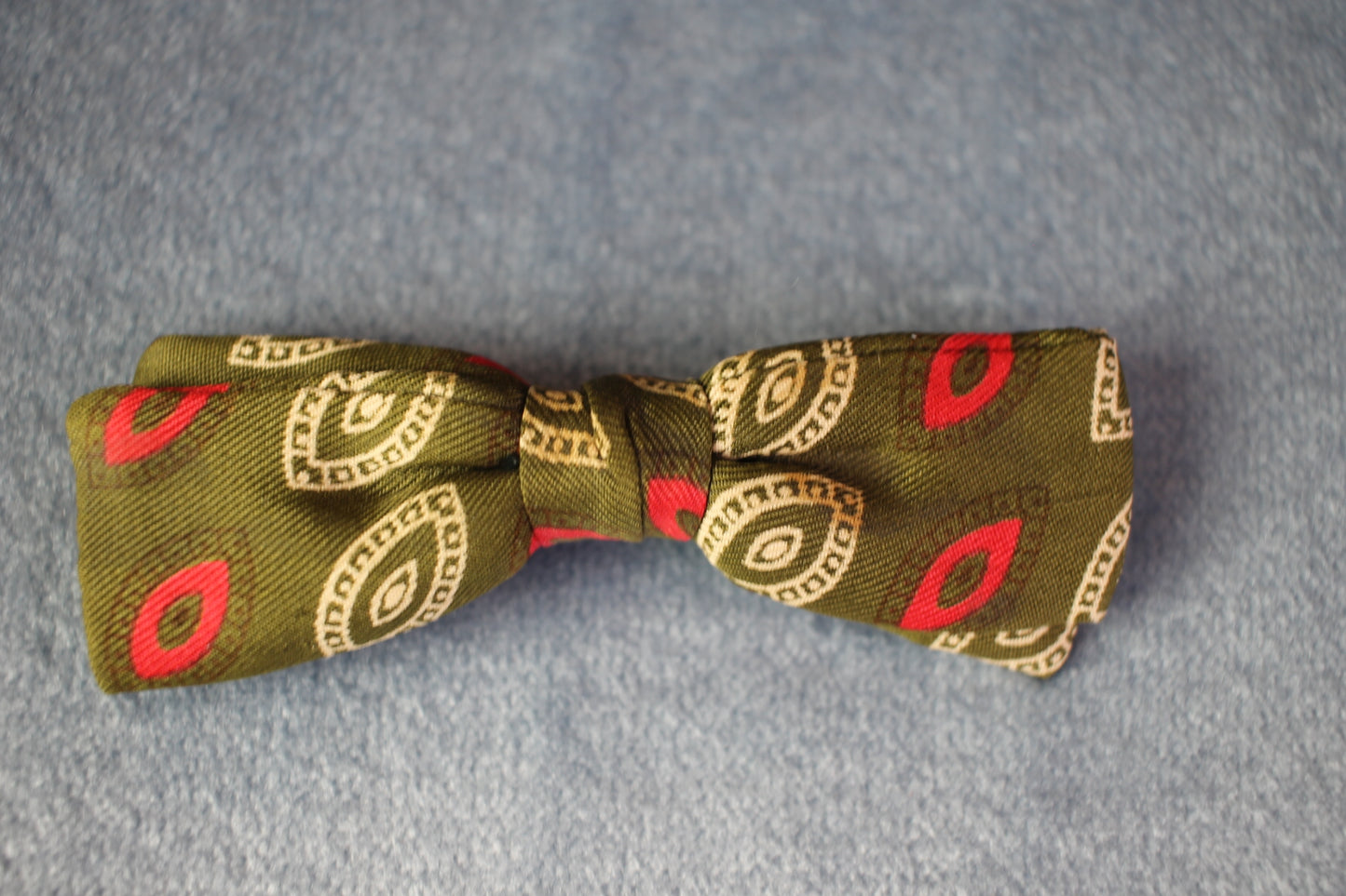 Vintage pre-tied clip on dark green cream red pattern bow tie