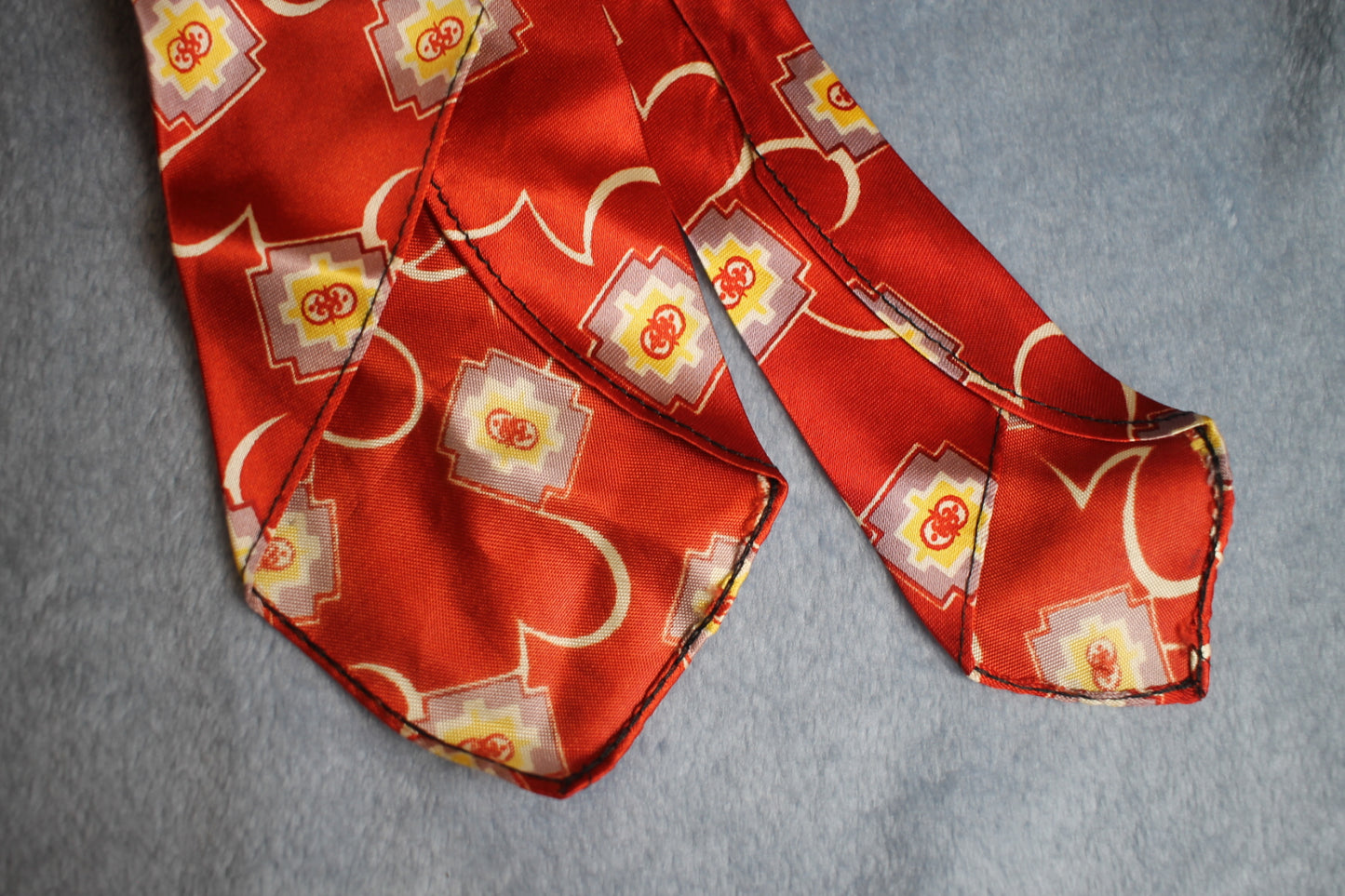 Vintage 1940s/50s red yellow grey pattern unlined swing tie