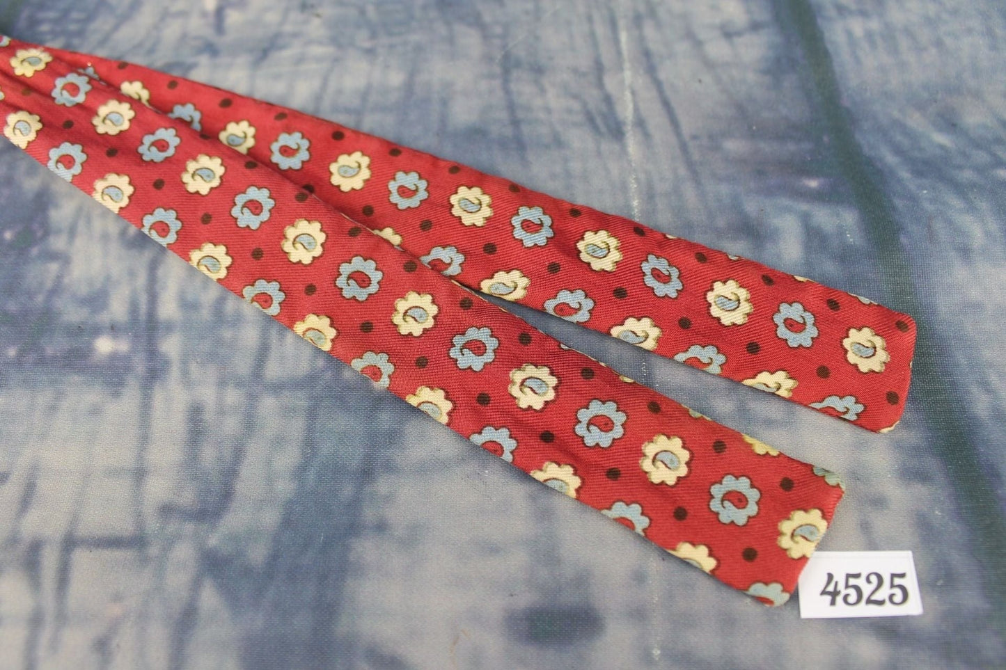 Superb Vintage All Silk Daisy Pattern Self Tie Square End Skinny Bow Tie