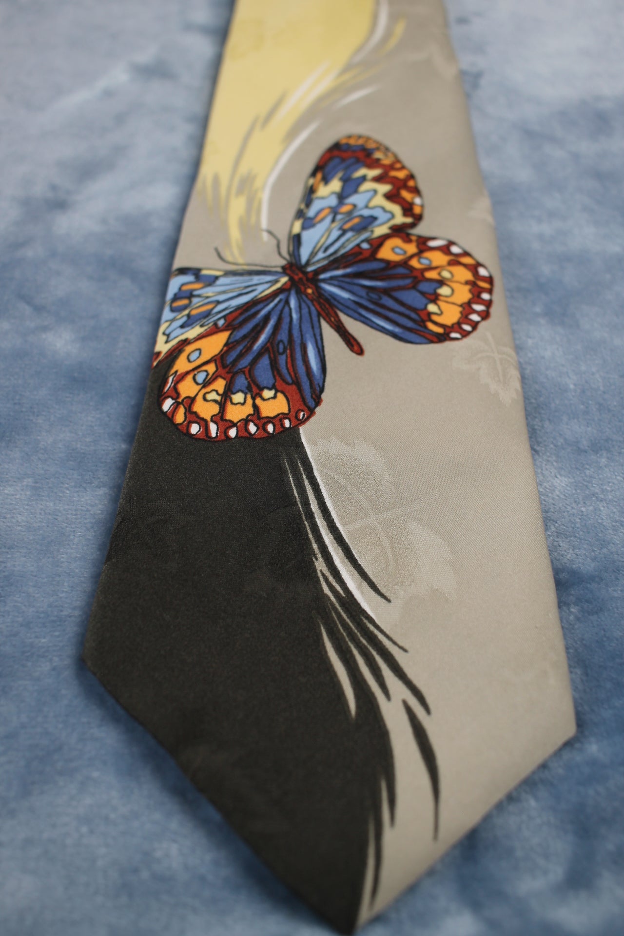 Vintage Custom Cravateur 1950s/60s grey yellow black butterfly pattern wide tie