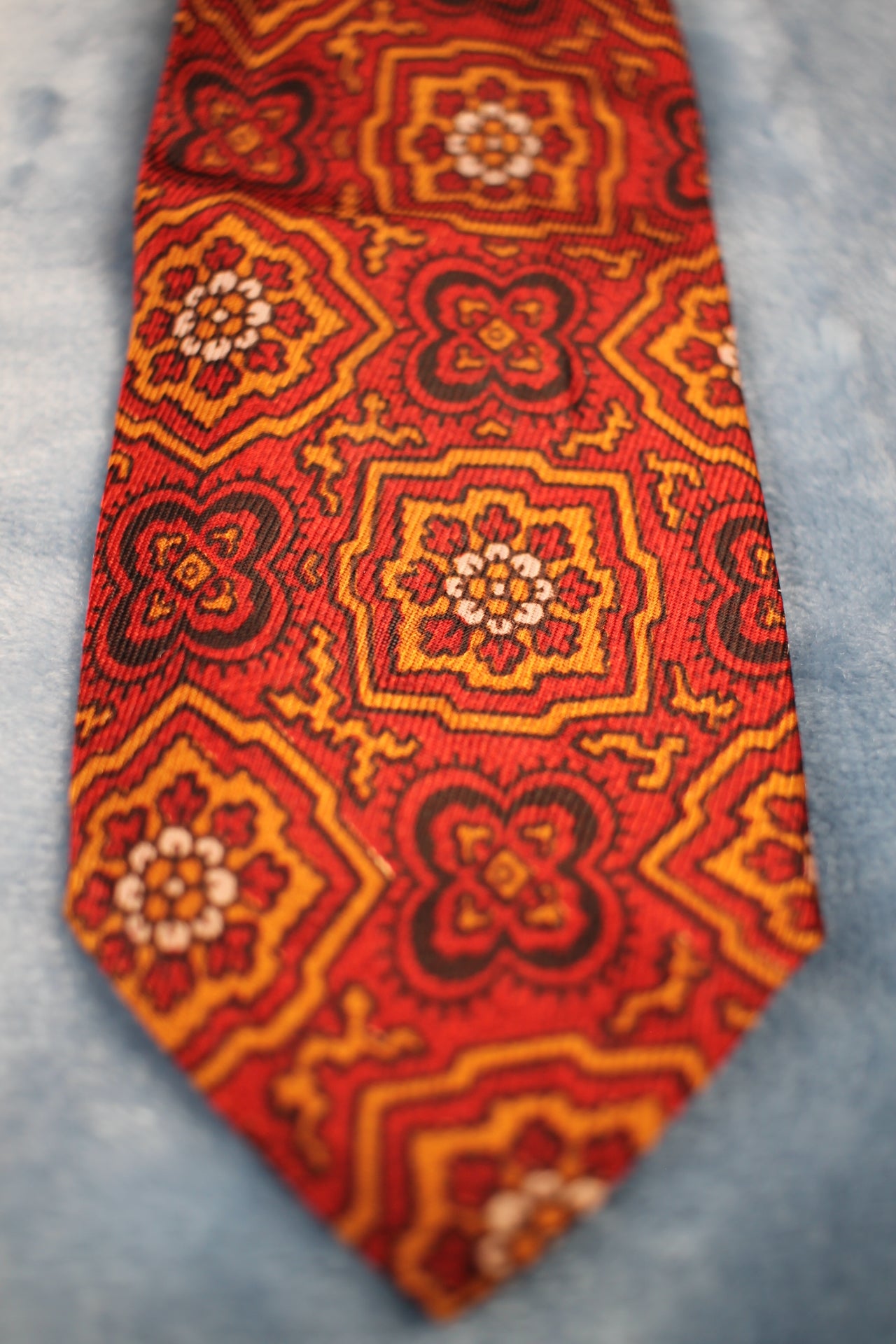 Vintage Tie Rack 1940s/50s red brown black pattern tie