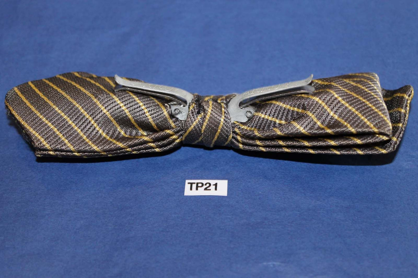 Vintage grey gold repeat striped arrow end clip on bow tie