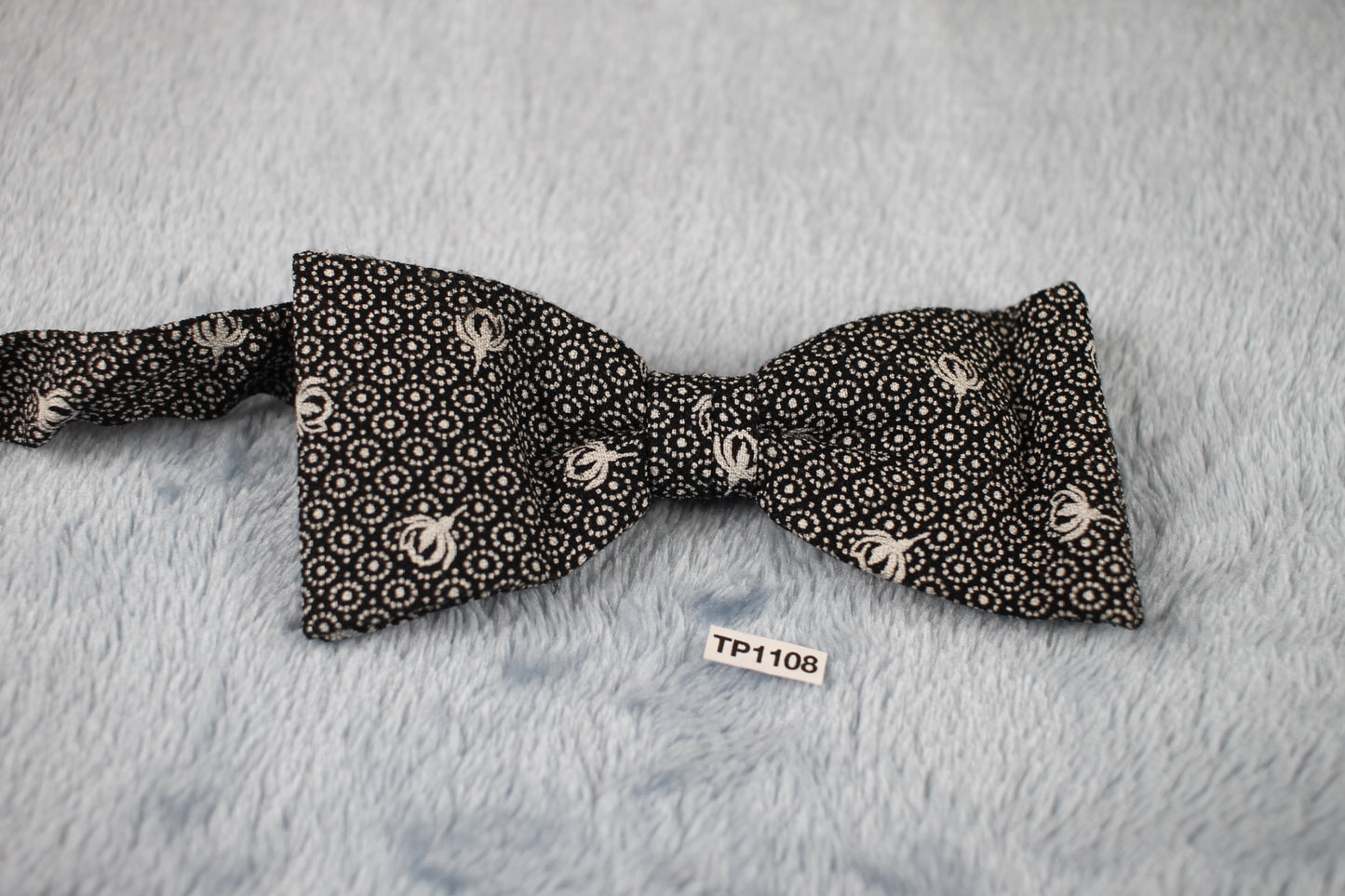 Vintage pre-tied black white motif pattern bow tie adjustable