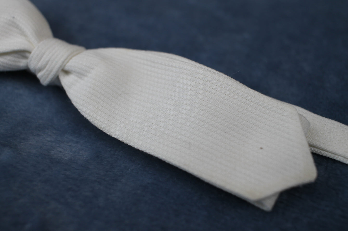 Vintage pre-tied narrow end white textured pattern bow tie adjustable