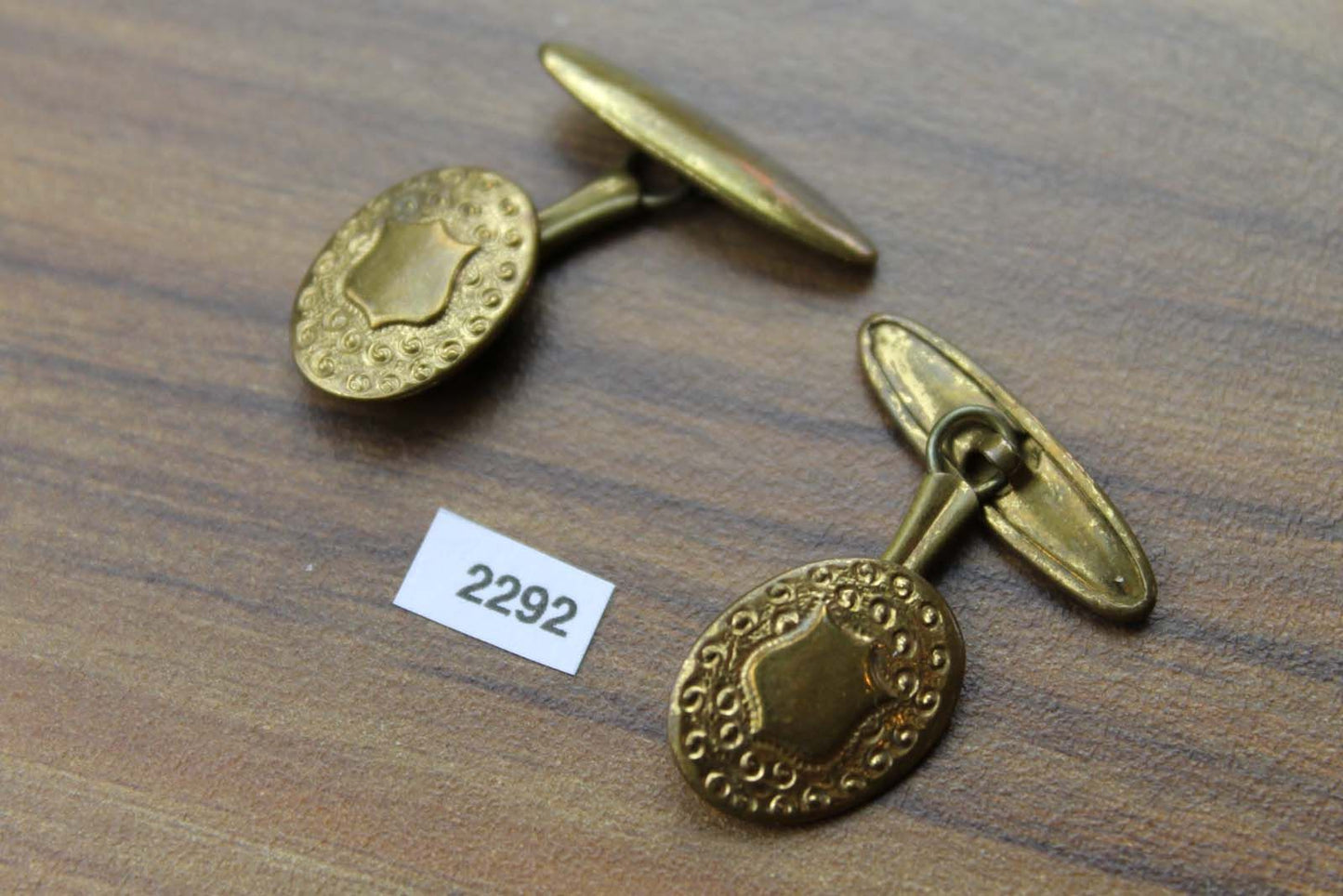Vintage embossed & shield gold metal oval chain connect cuff links 1950s