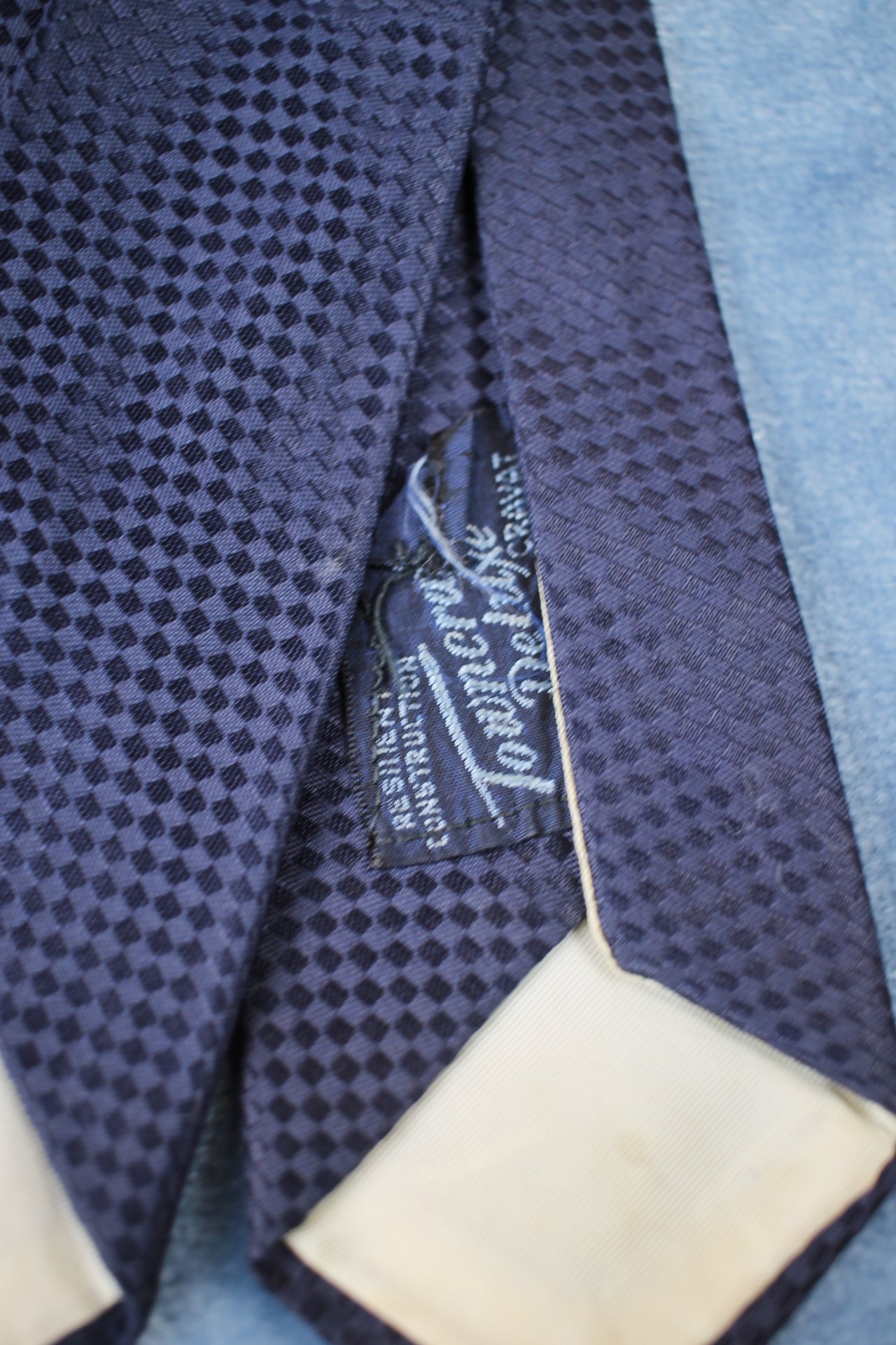 Vintage Towncraft Deluxe 1940s/50s dark blue yellow beige pattern swing tie
