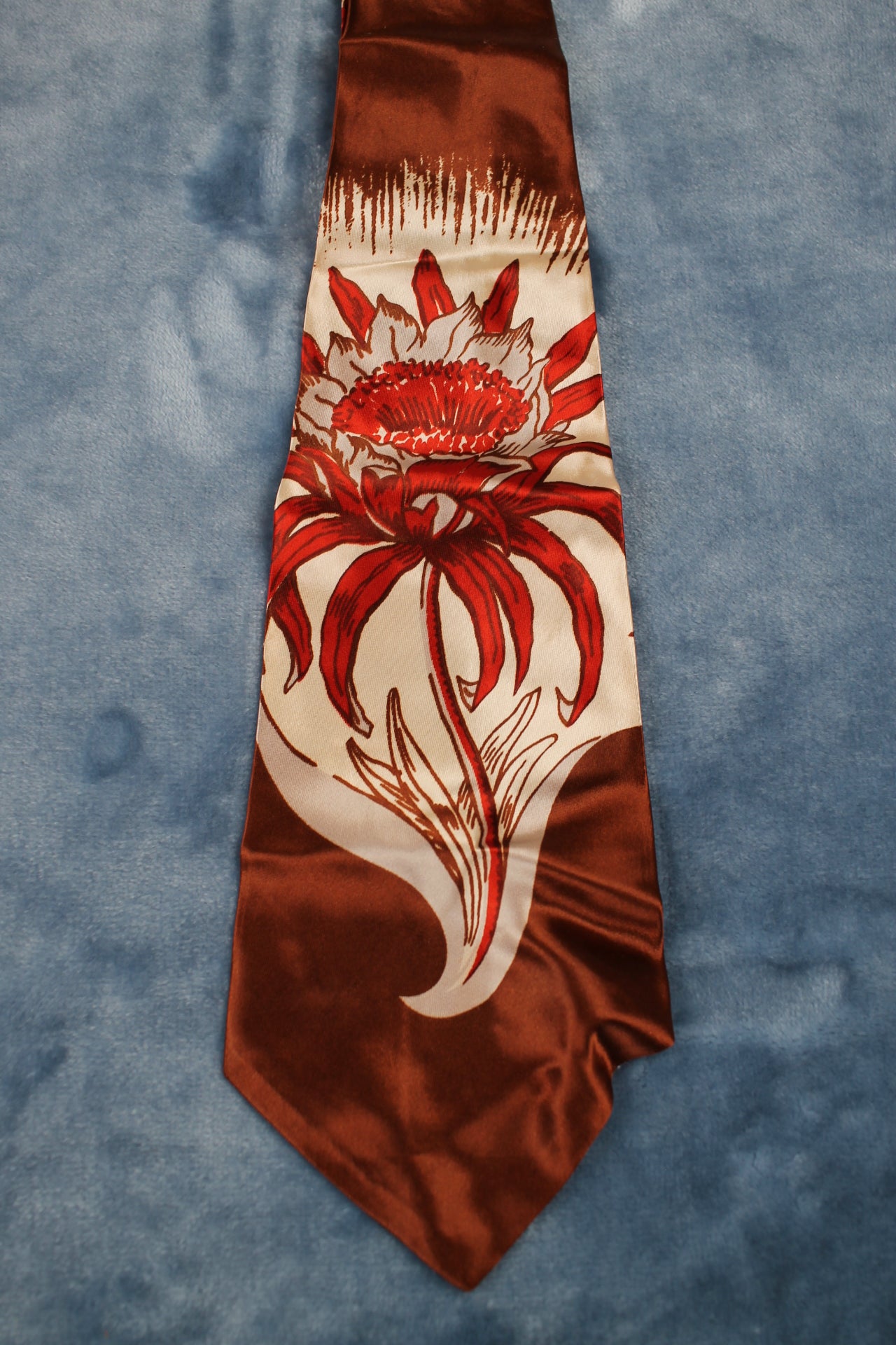 Vintage Wilshire 1940s/50s night blooming cereus cream brown red pattern swing tie