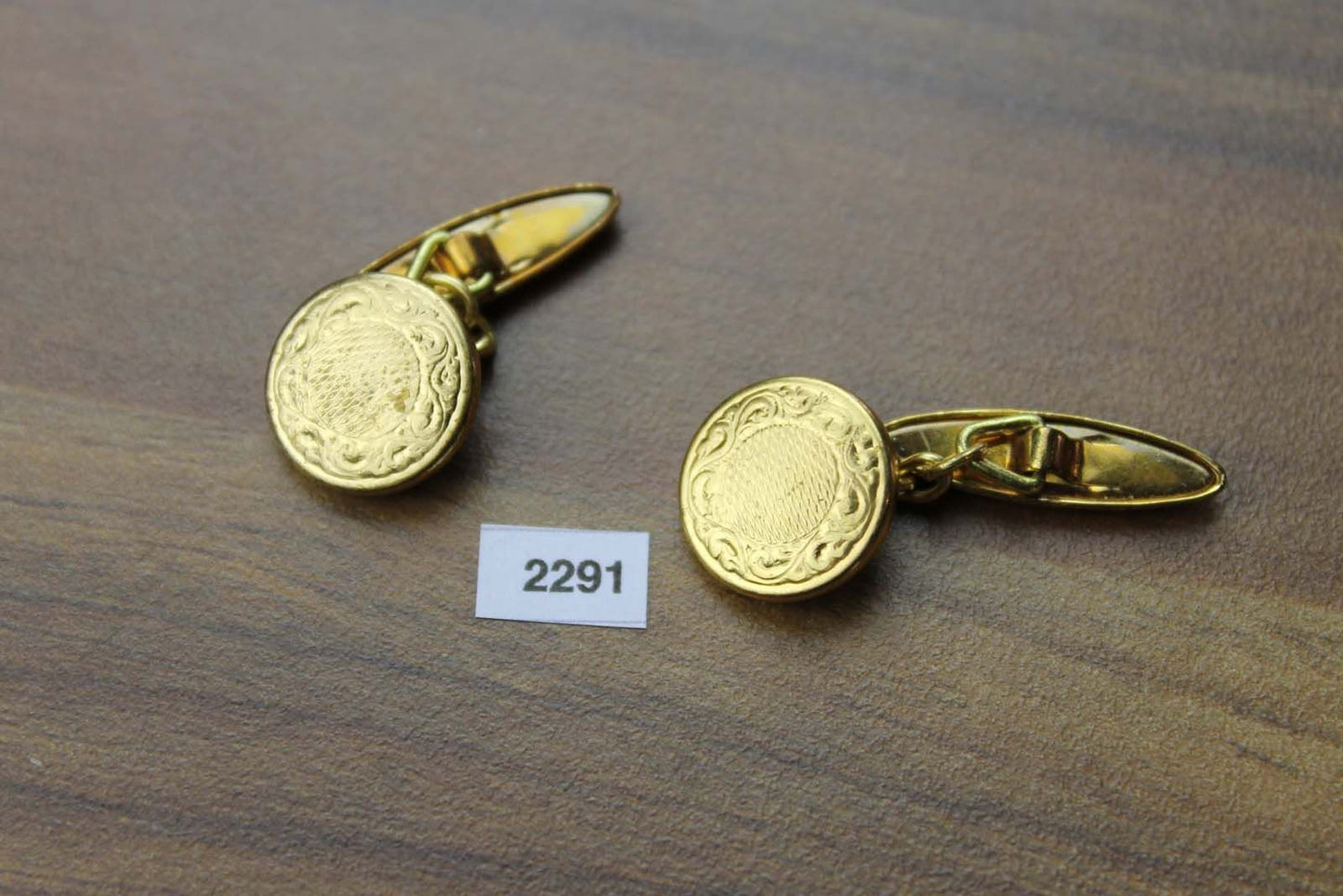 Vintage embossed leaf gold metal round chain connect cuff links 1950s