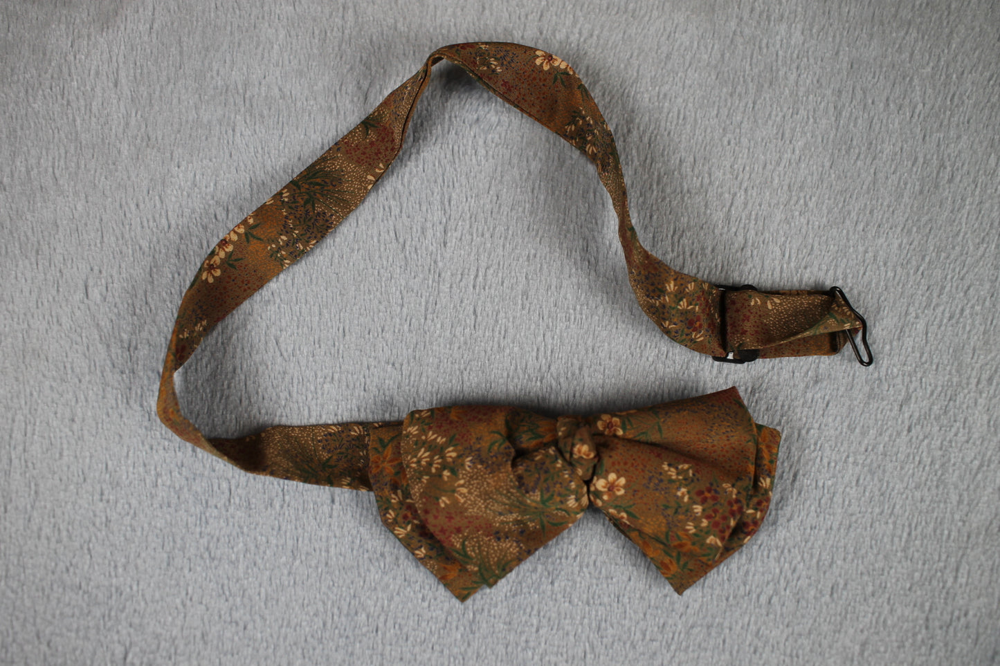 Vintage pre-tied flowery scene bow tie adjustable