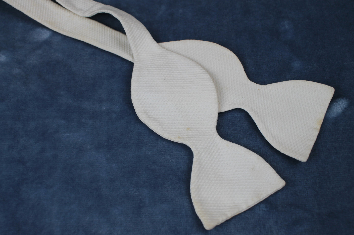 Vintage self tie thistle end cream textured pattern fixed length bow tie