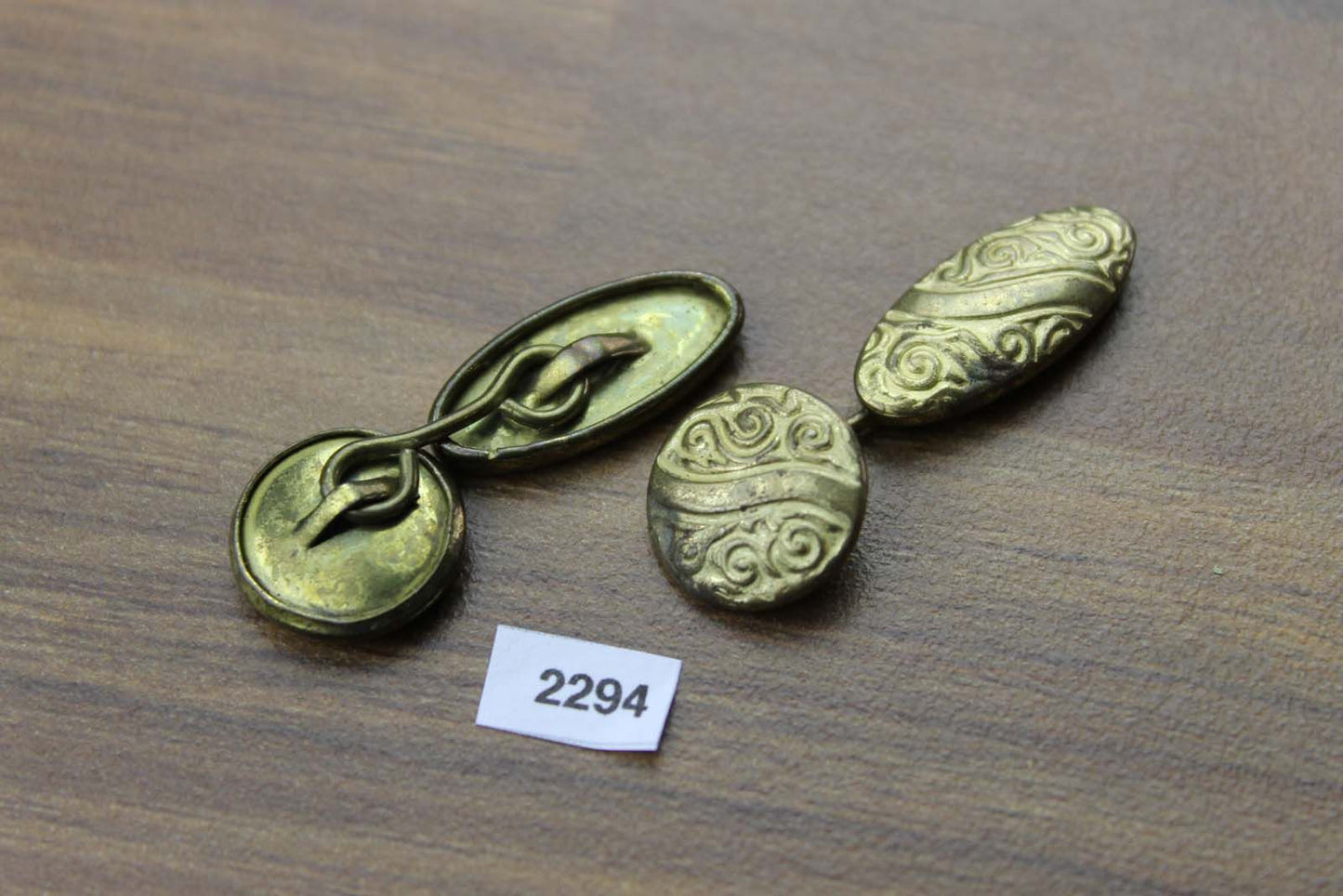 Vintage Embossed Gold Metal Round Oval Reversible Chain Connect Cuff Links 1950s