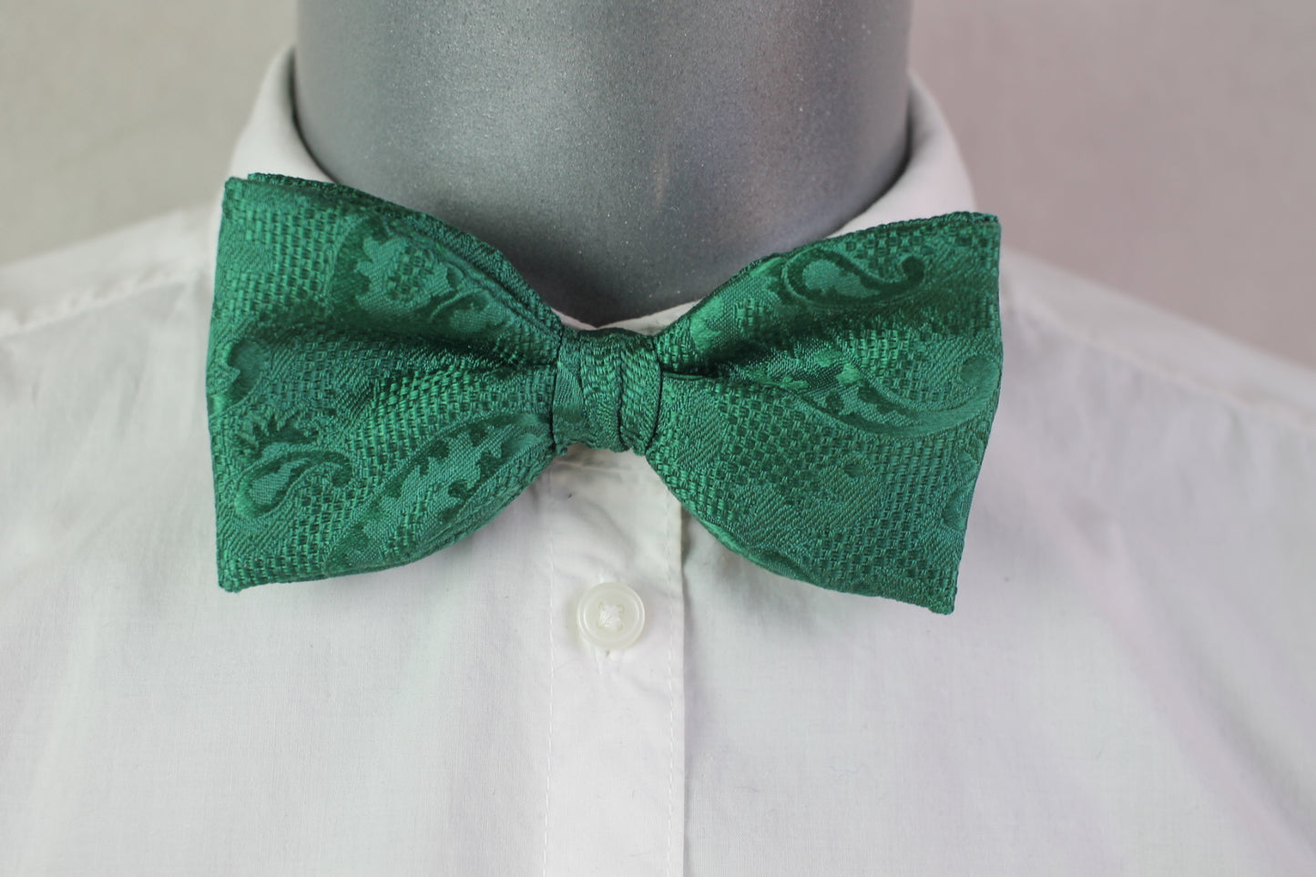 Vintage Frederick Theak pre-tied green jacquard bow tie and handkerchief set adjustable