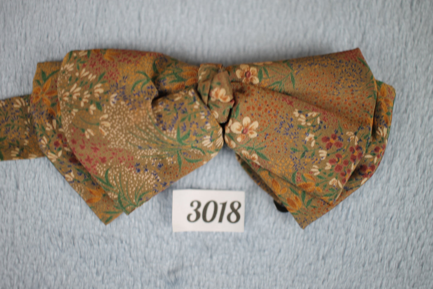 Vintage pre-tied flowery scene bow tie adjustable