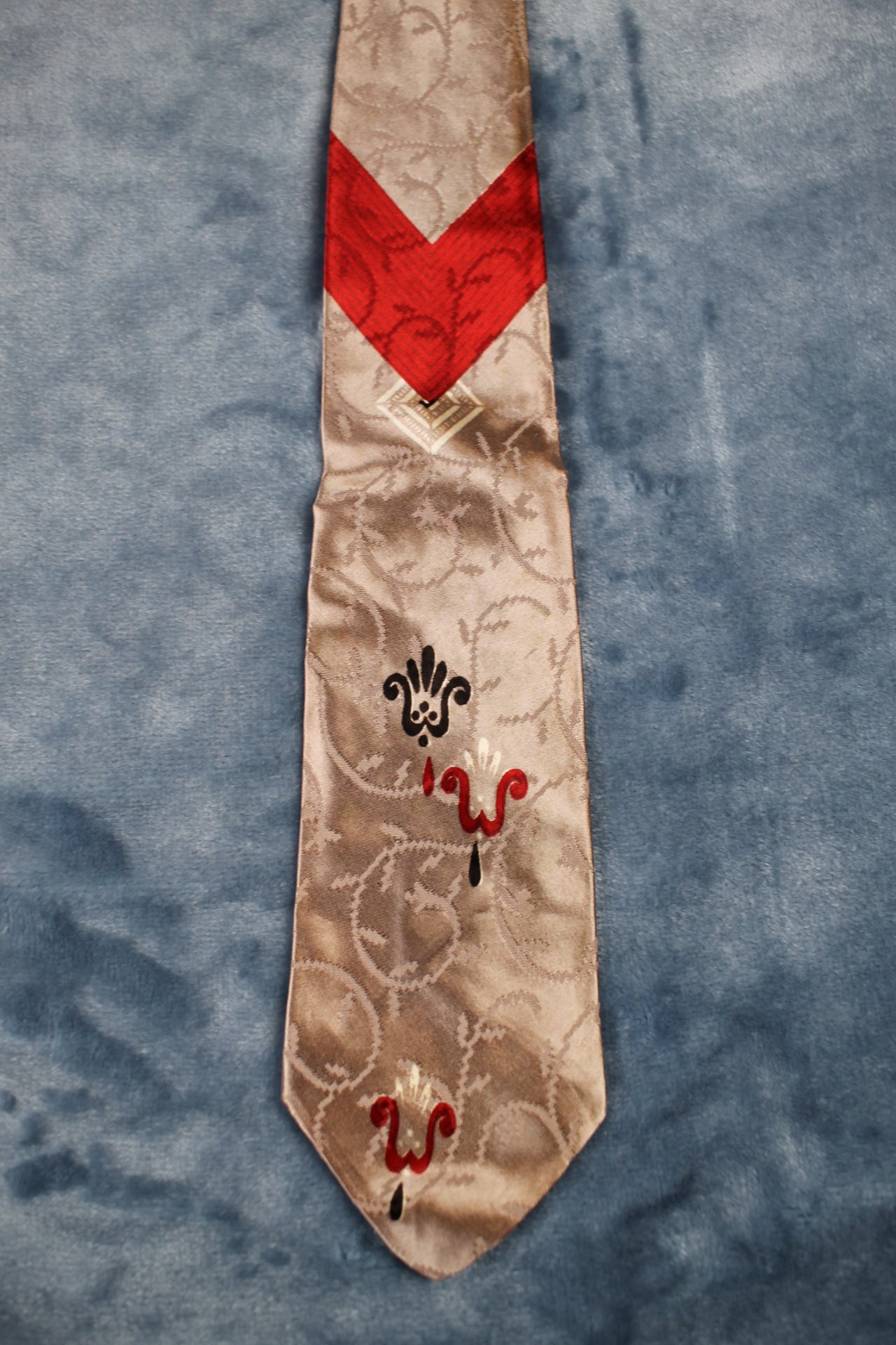Vintage 1940s/50s silver grey red pattern tie