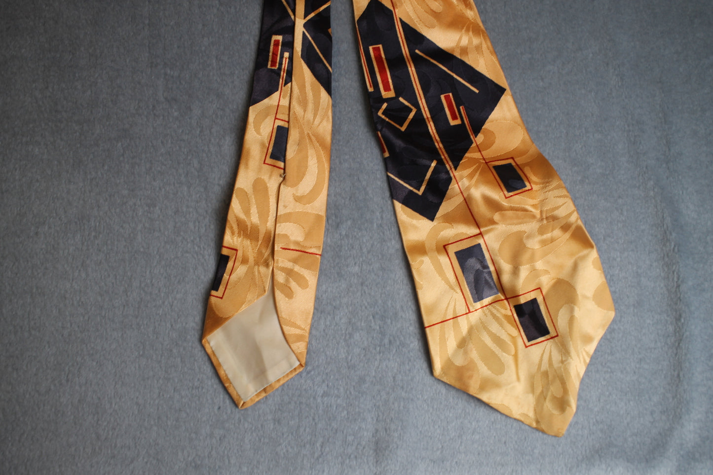 Vintage Desmonds 1940s/50s peach black red pattern kipper swing tie