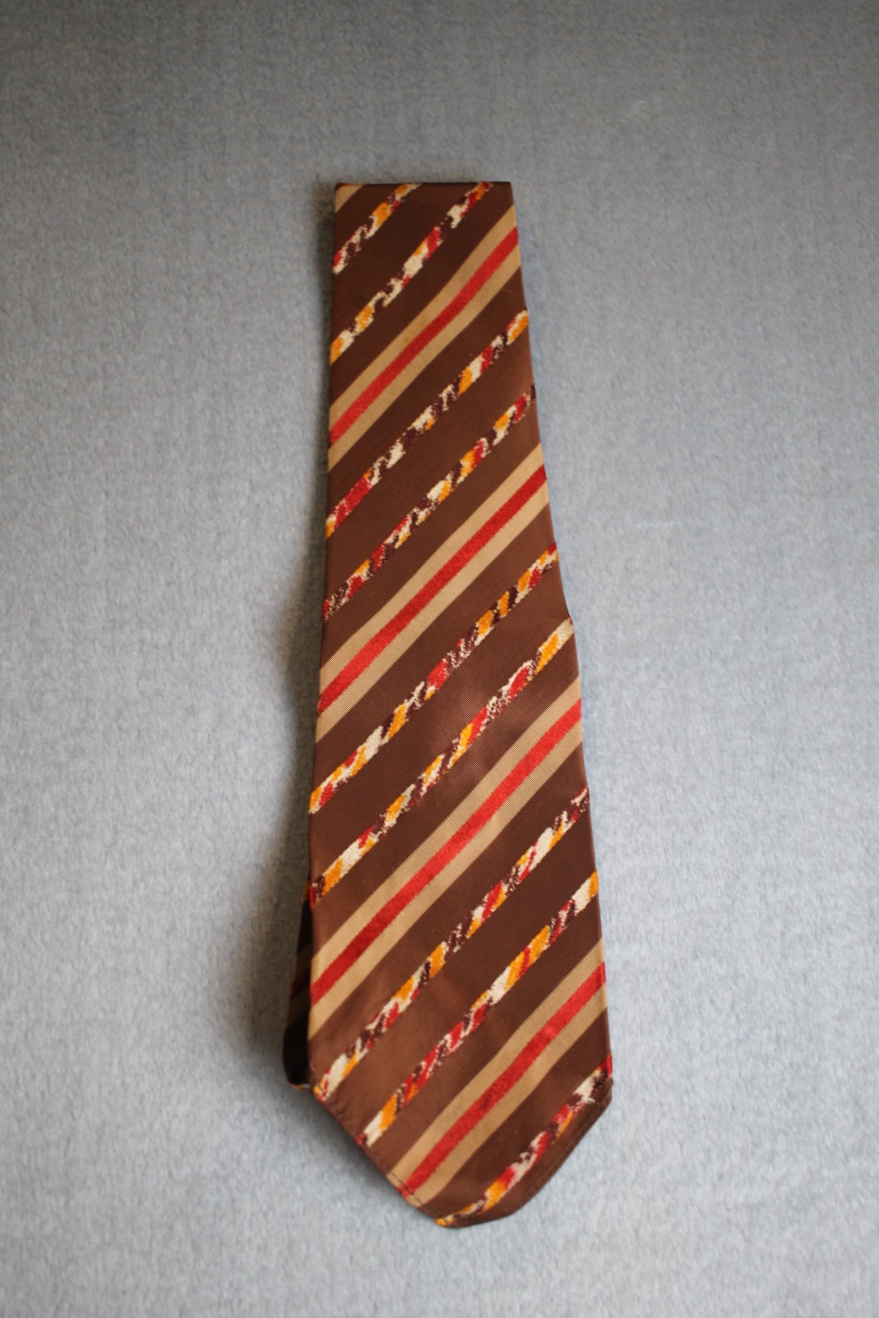 Vintage 1940s/50s 2 tone brown red striped pattern swing tie