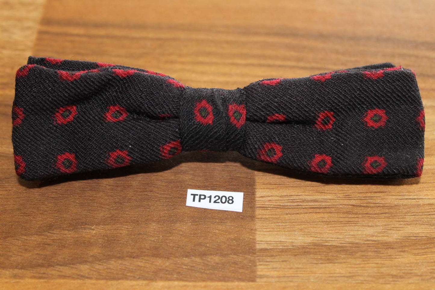 Vintage black red repeat pattern clip on bow tie