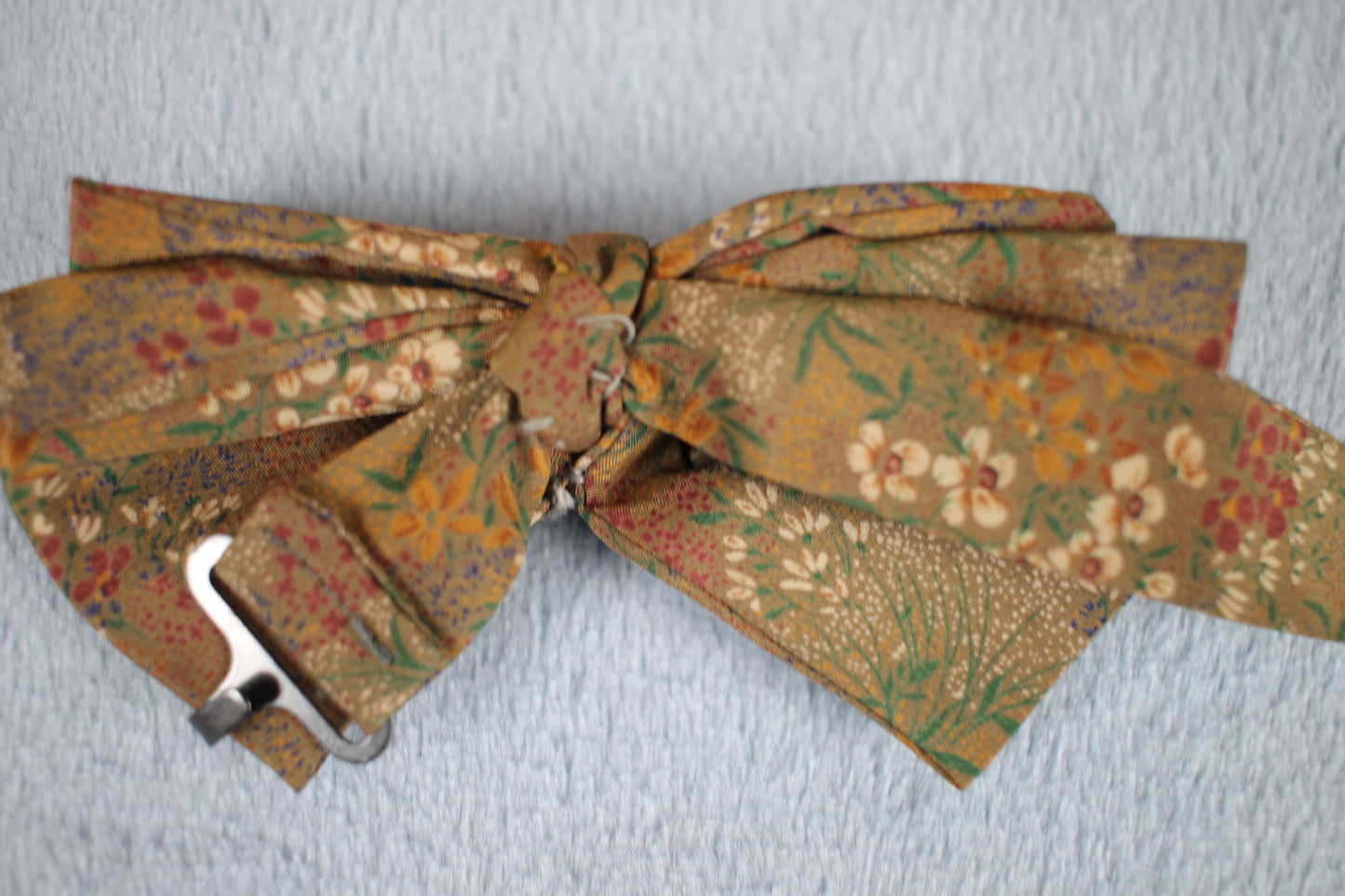 Vintage pre-tied flowery scene bow tie adjustable