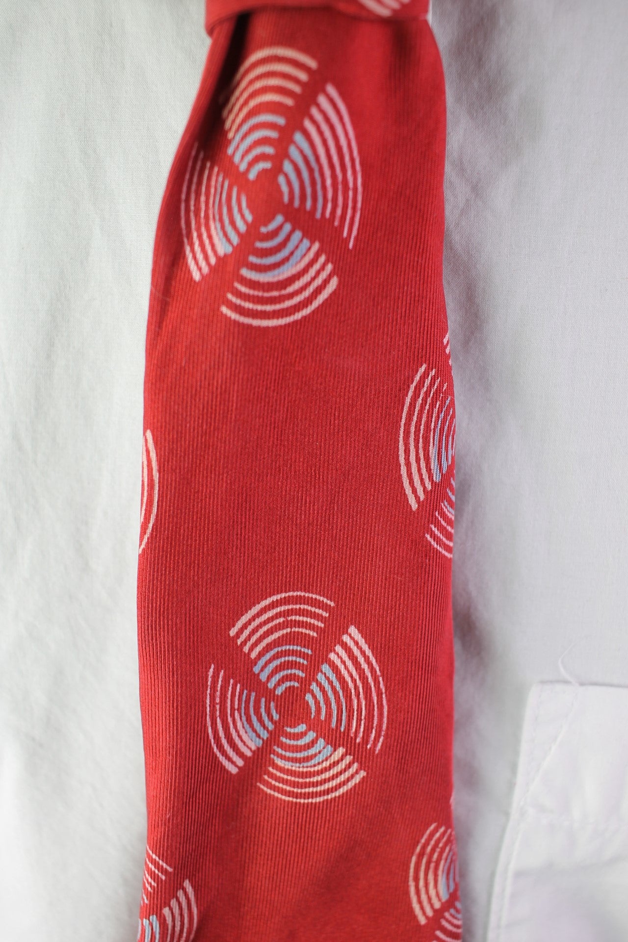 Vintage Saks Fifth Avenue all silk red pink blue circles pattern swing tie