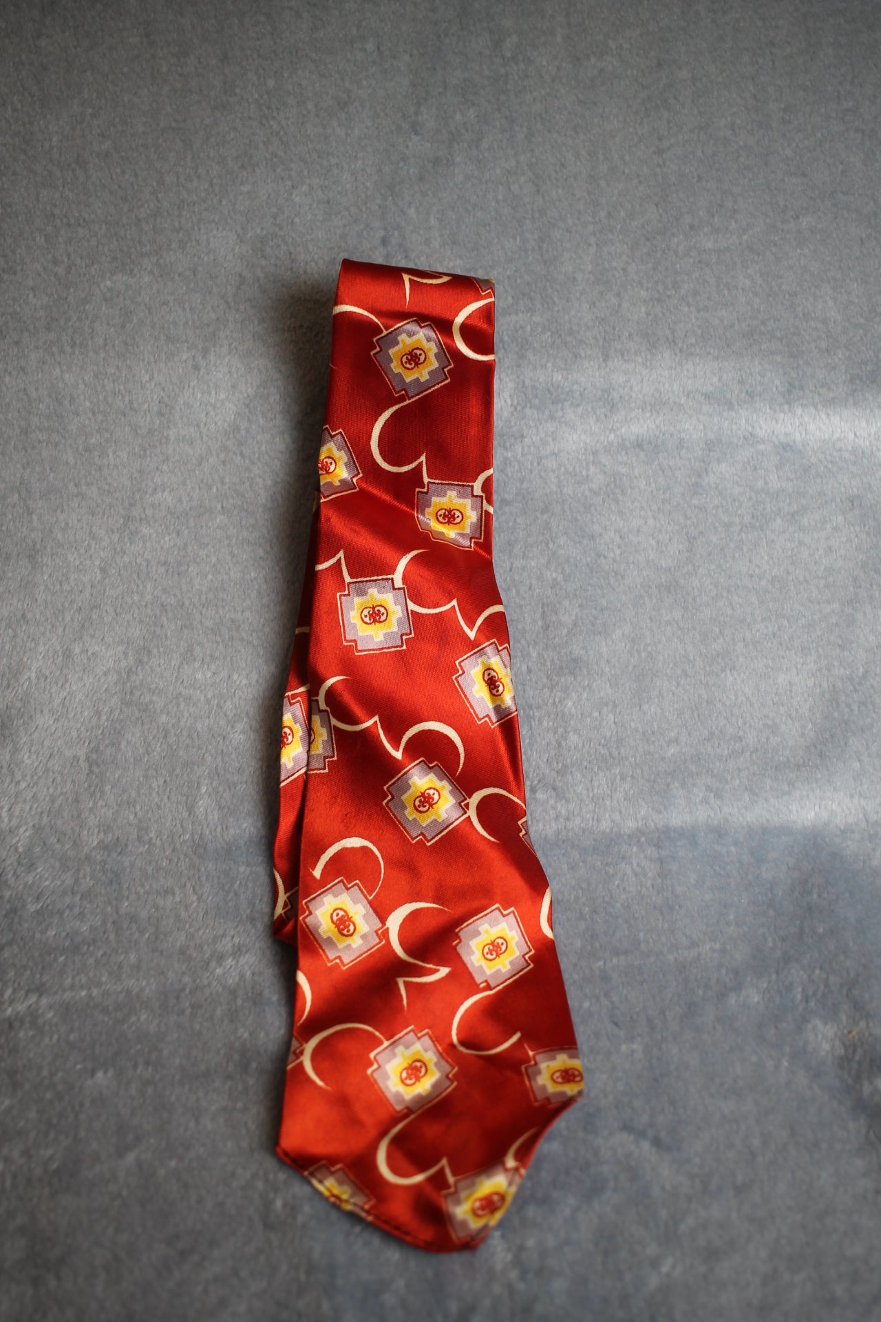 Vintage 1940s/50s red yellow grey pattern unlined swing tie