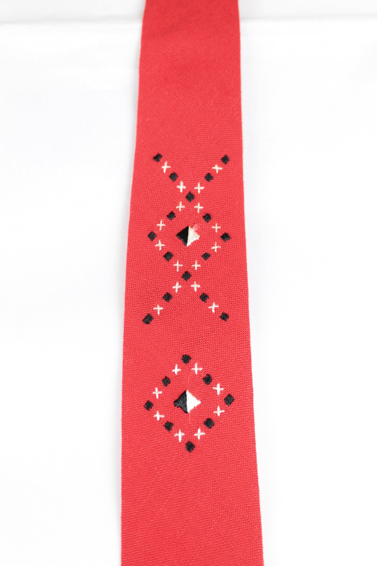 Vintage Red Black White Detail Straight Narrow Skinny Tie 1960s/70s