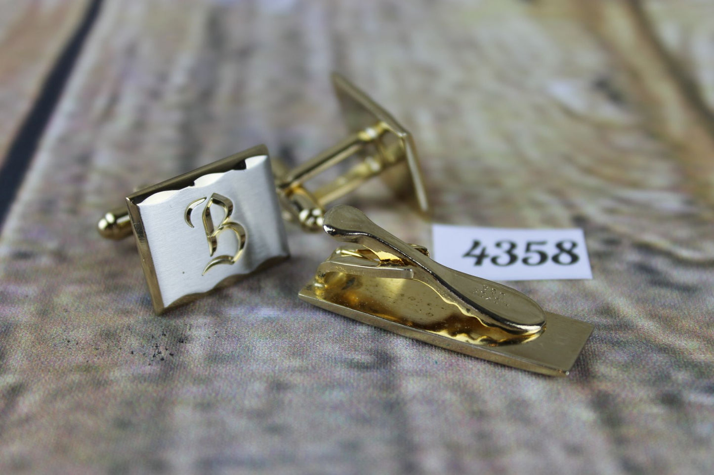 Vintage Hickok USA initial B matching oblong gold metal cufflinks and tie clip