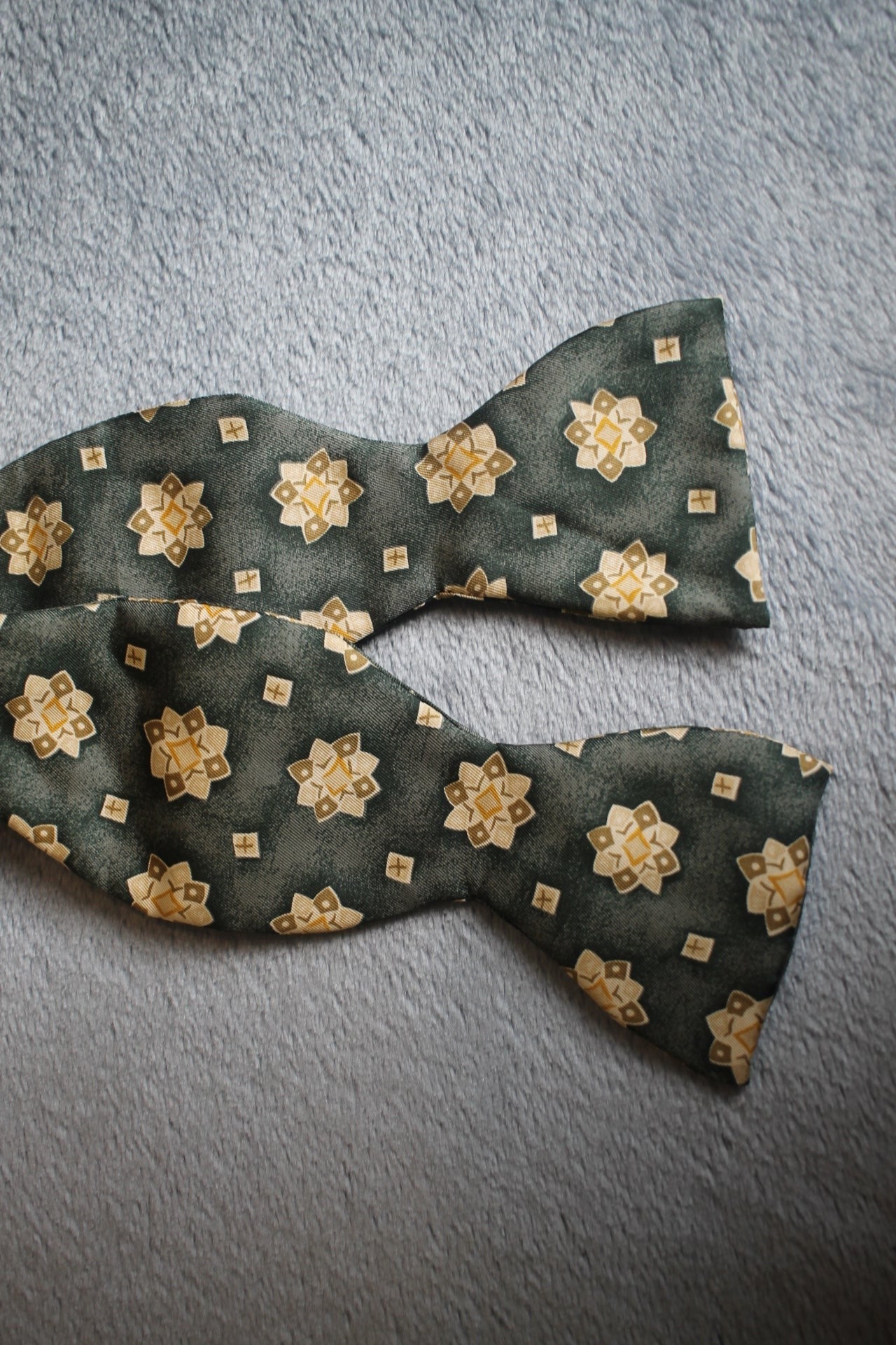 Vintage Daniel de Fasson self tie thistle end all silk green cream pattern bow tie adjustable