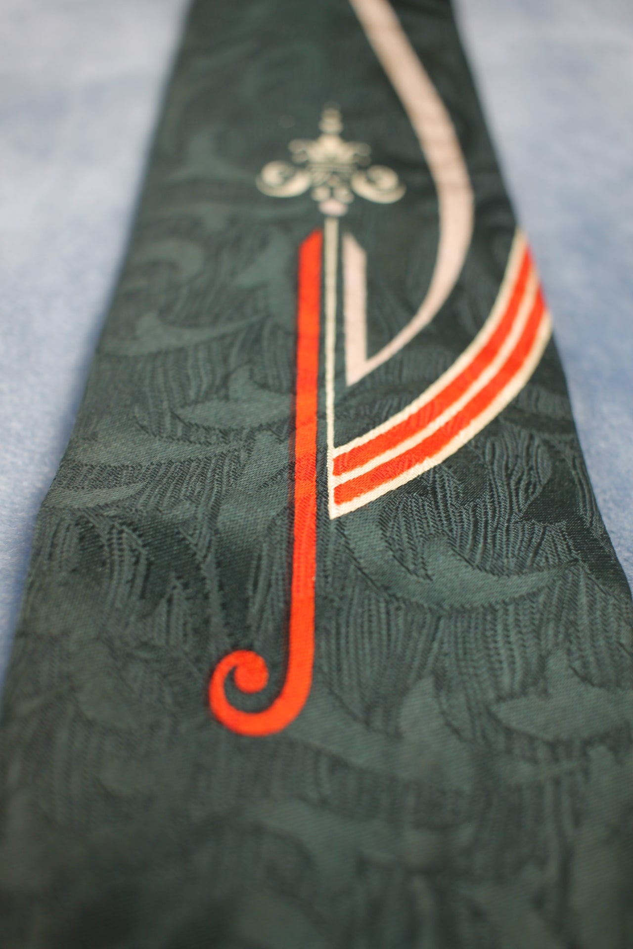 Vintage Metcalf Harry Polasky 1940s/50s dark green red white pattern swing tie