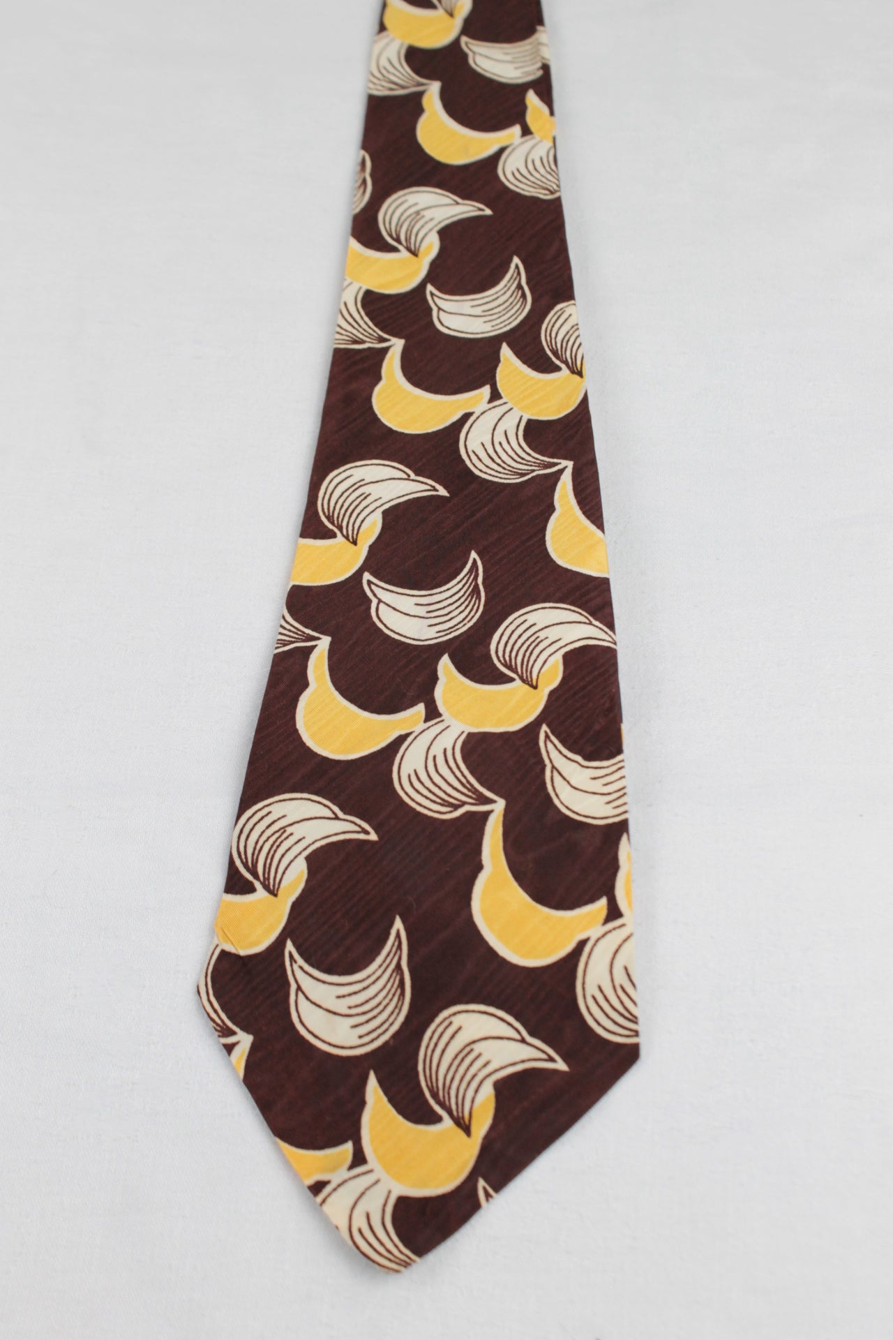 Vintage Arrow Brown Yellow Reoccurring Pattern Swing Tie 1940s/50s