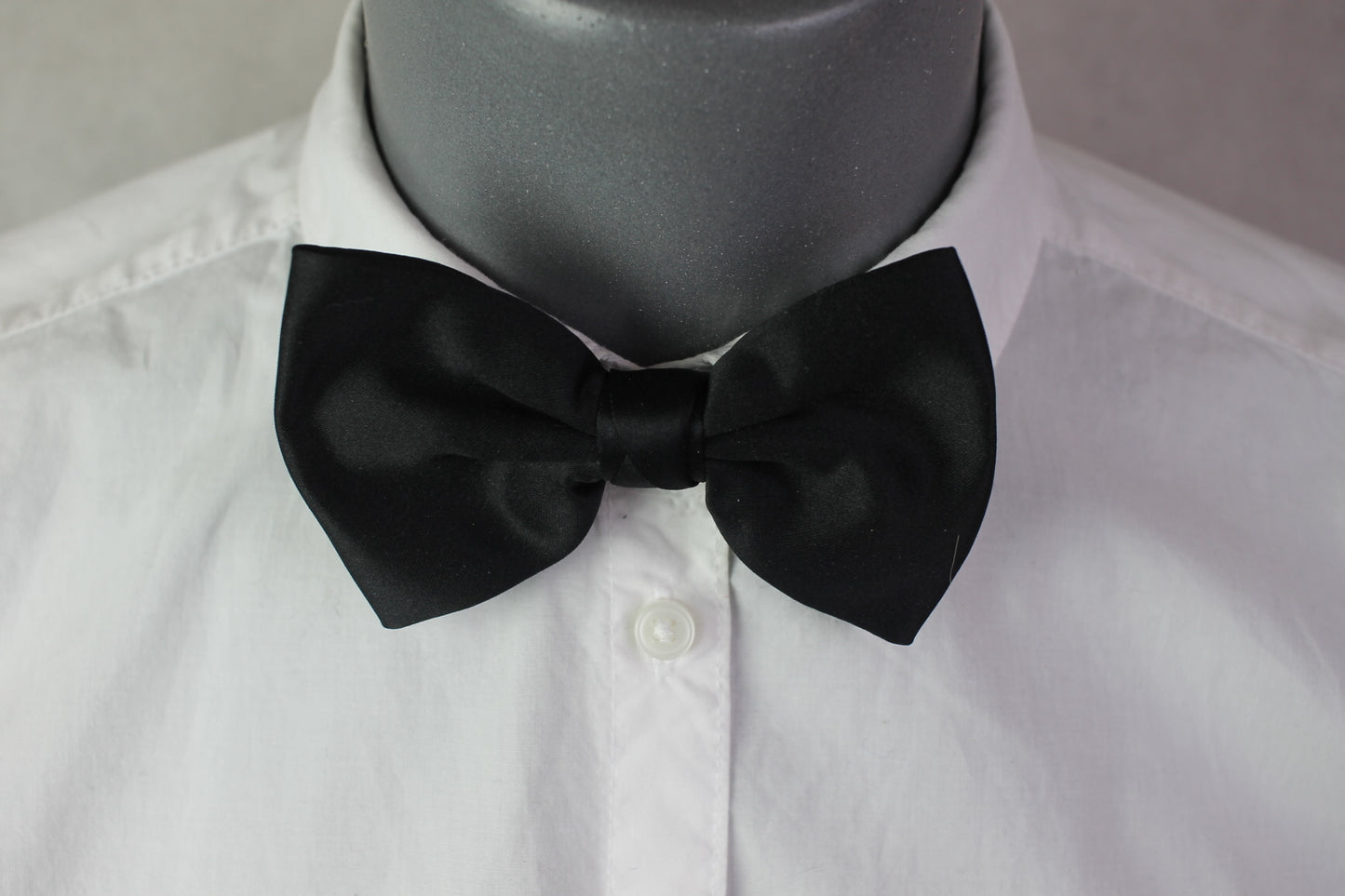 Vintage pre-tied black classic bow tie adjustable