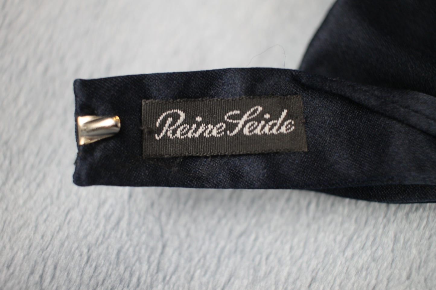 Vintage Reine Seide pre-tied dark blue silk 1970s bow tie adjustable