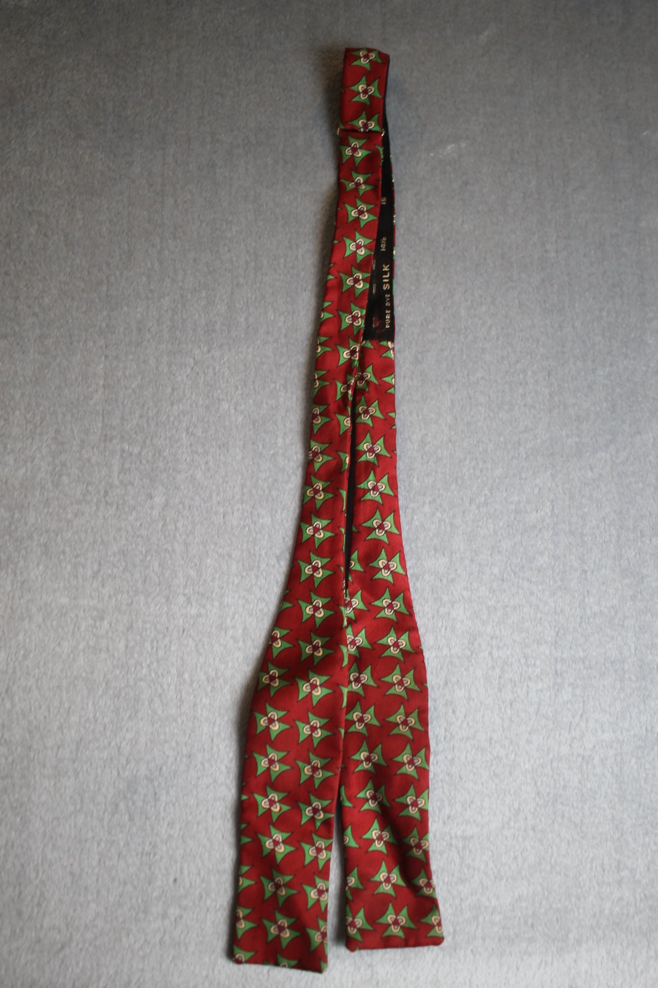 Vintage Invizo self tie paddle end pure dye silk dark red green pattern bow tie adjustable