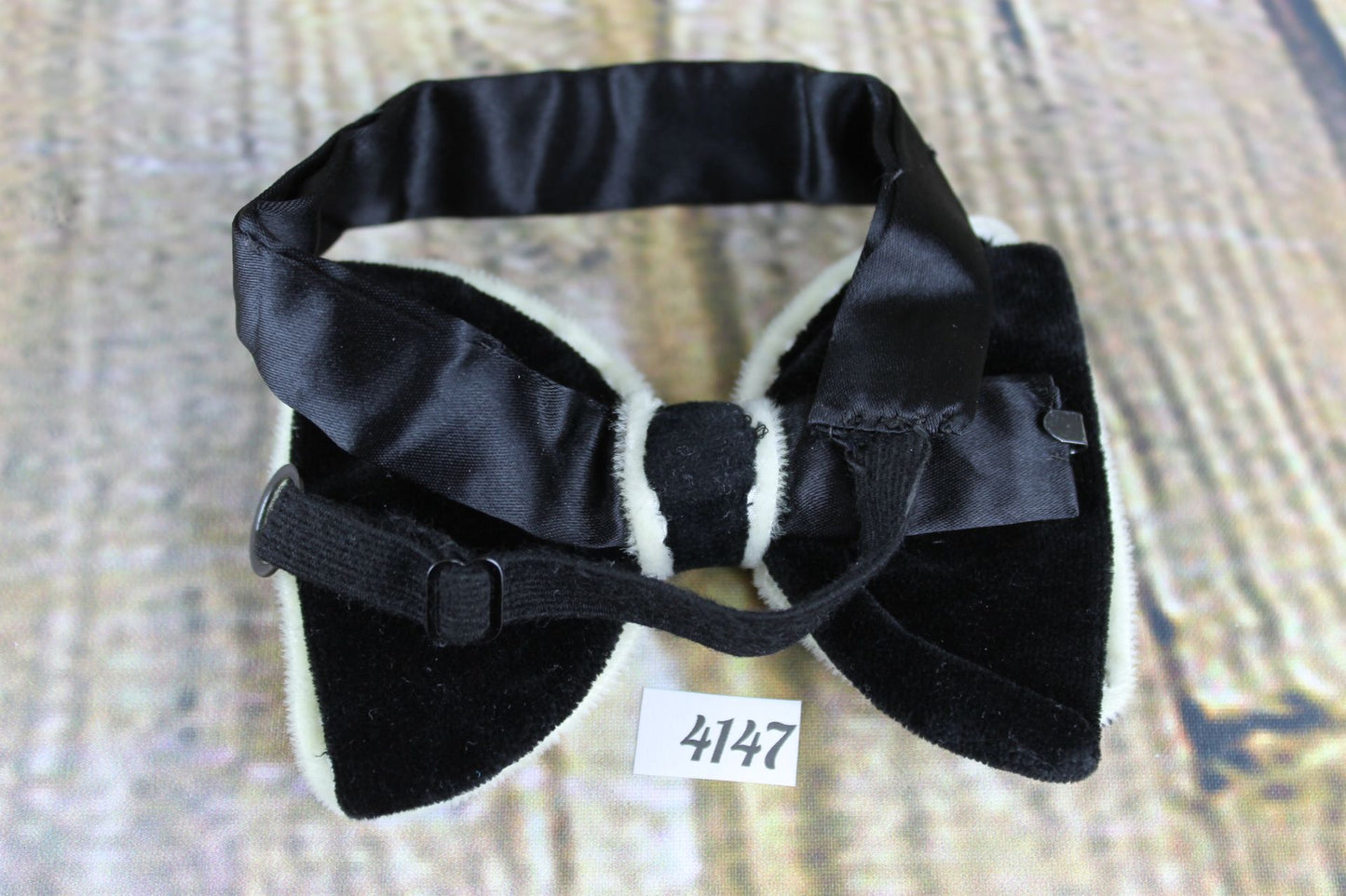 Vintage Unusual 1970s Black Ivory Trim Velvet Pre-Tied Bow Tie Adjustable