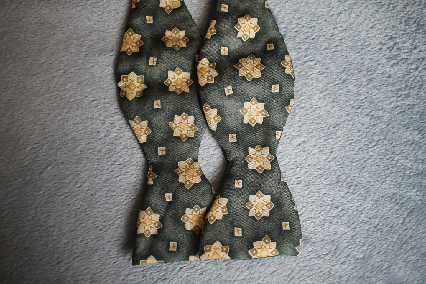 Vintage Daniel de Fasson self tie thistle end all silk green cream pattern bow tie adjustable