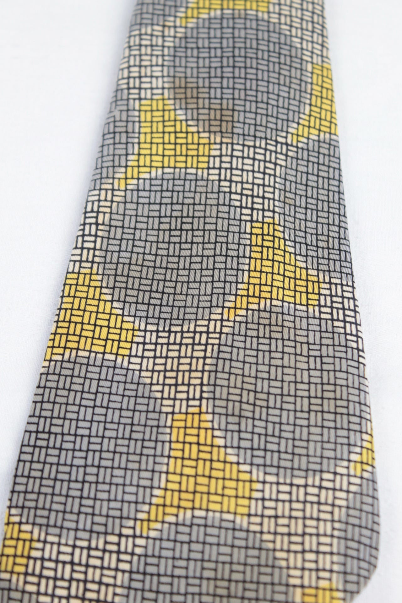 Vintage J L Hudson 1940s/50s yellow cream silver grey circles pattern swing tie