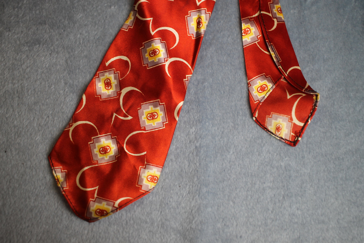 Vintage 1940s/50s red yellow grey pattern unlined swing tie