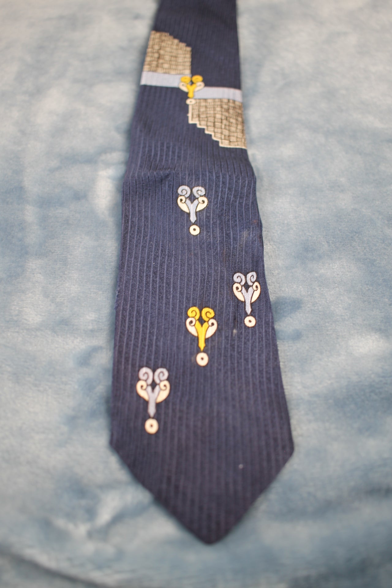 Vintage 1940s/50s navy blue with motifs pattern skinny tie