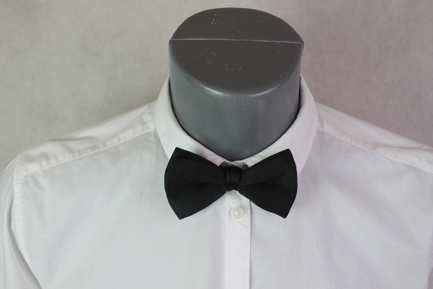 Vintage pre-tied black classic bow tie adjustable