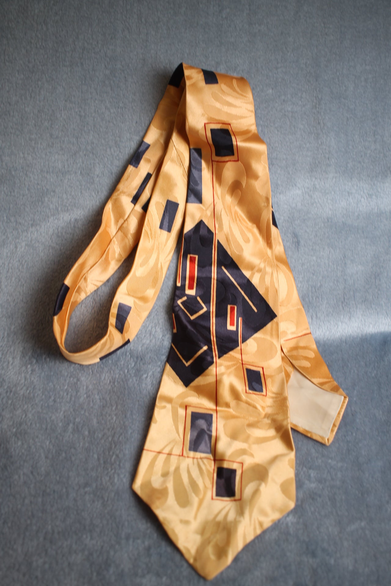 Vintage Desmonds 1940s/50s peach black red pattern kipper swing tie
