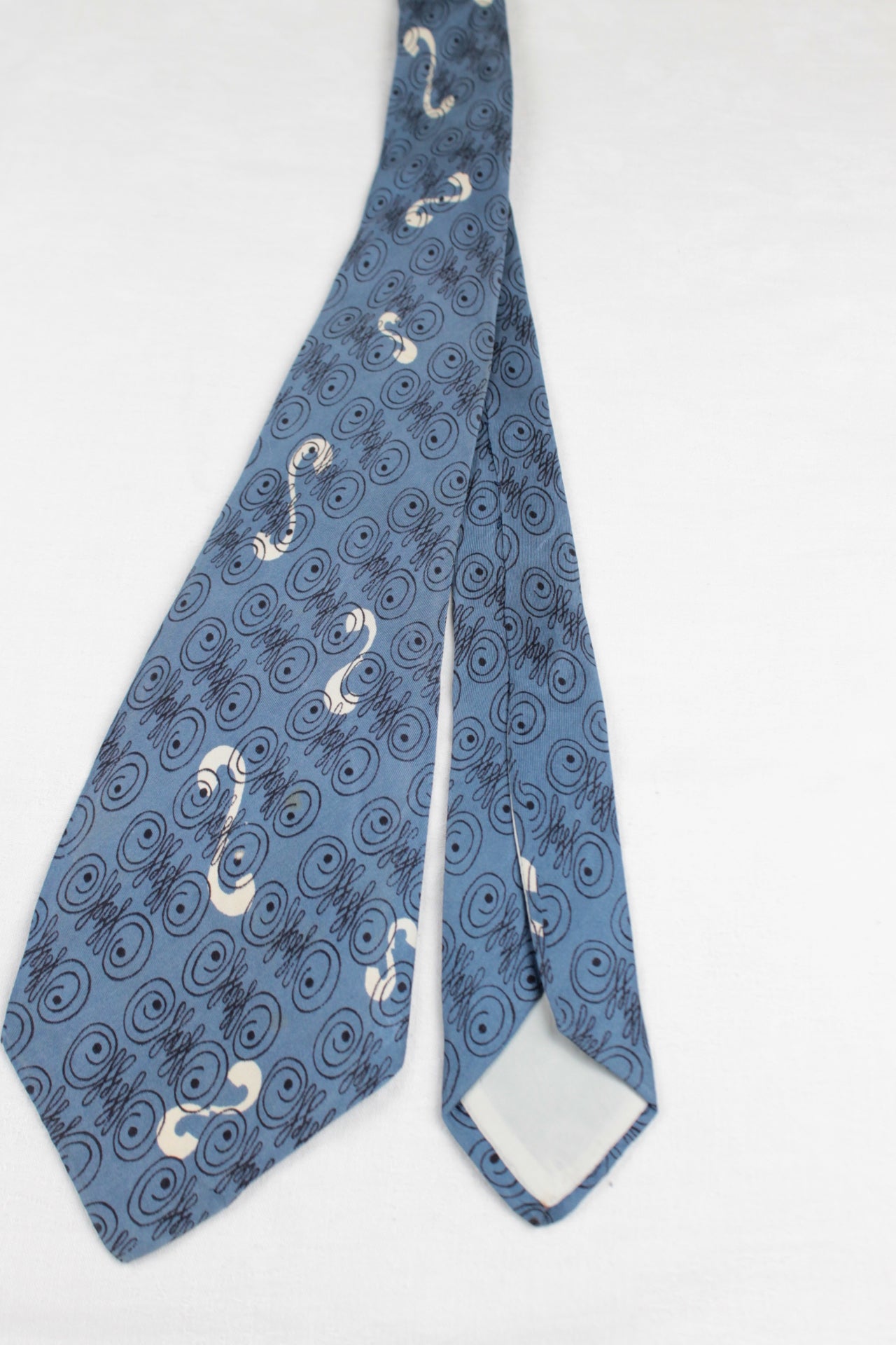 Vintage Blue White swirly reoccurring Pattern Swing Tie 1940s/50s