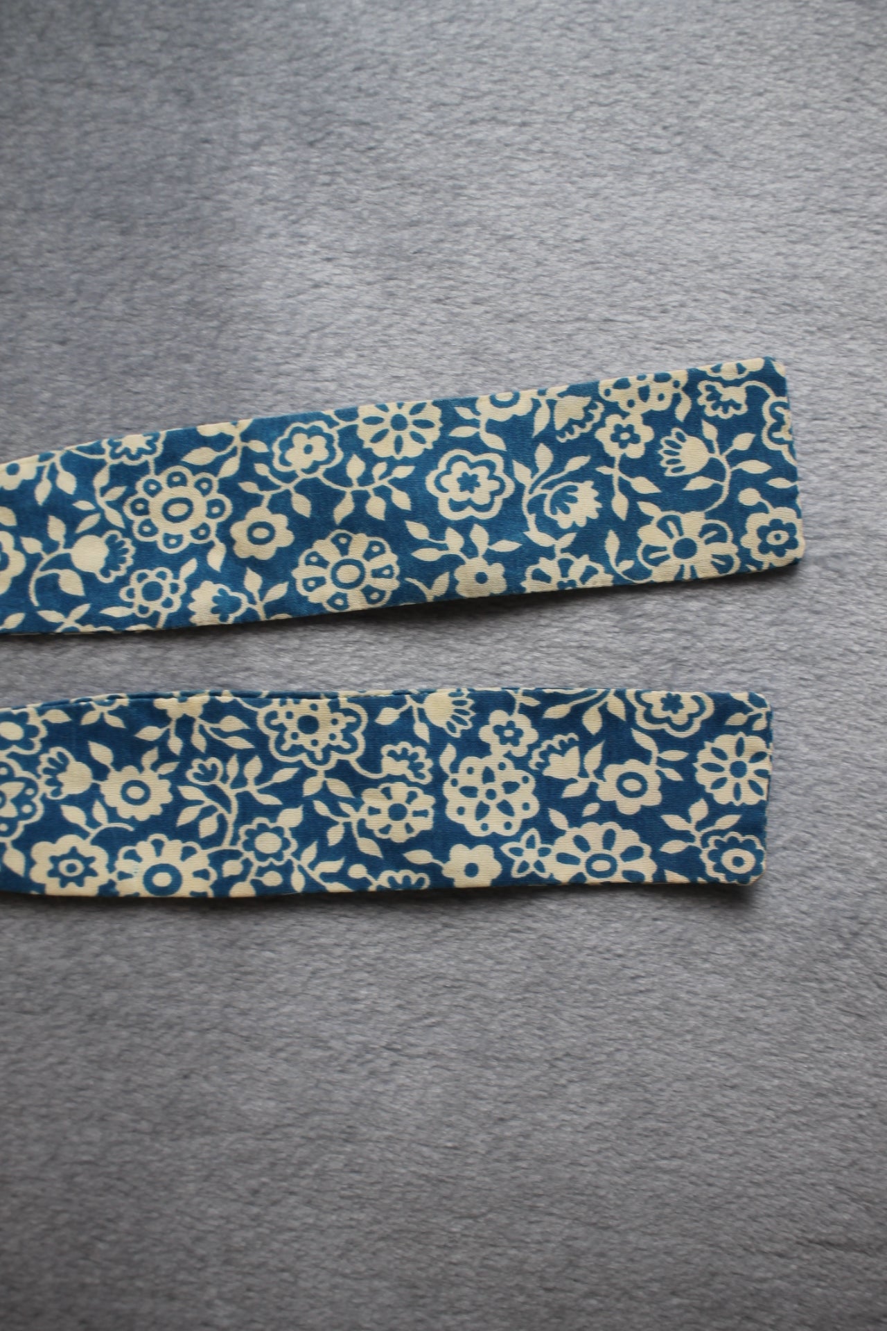 Vintage self tie paddle end blue white pattern bow tie