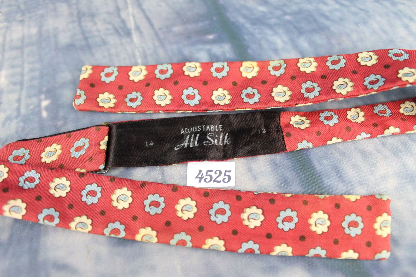 Superb Vintage All Silk Daisy Pattern Self Tie Square End Skinny Bow Tie